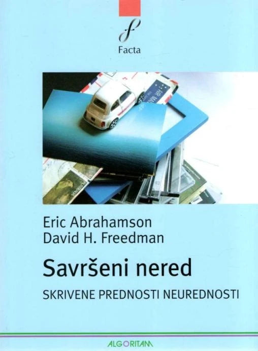 David H Freedman, Savršeni nered, slika autića na hrpi okvira i knjiga.