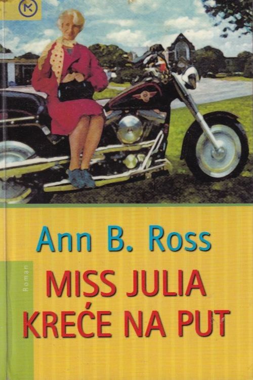 Knjiga Miss Julia kreće na put, autorice Ann B. Ross s ilustracijom žene u srednjim godinama koja sjedi na motoru.